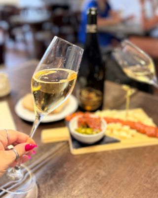 TIP Tanzberg: Kam na skleničku v Mikulově? 🍇 Pokud se chystáte na obhlídku Mikulova, nezapomeňte navštívit náš...