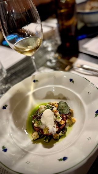 🍷✨ Byl to neobyčejný čtvrtek v @bistro_filistinska, kde se sešli lidé, kteří víno nejen pijí, ale chtějí mu naslouchat....